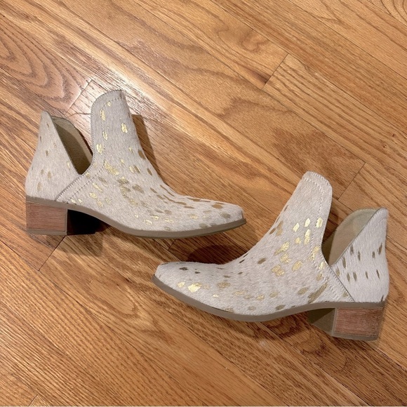 Coconut by Matisse Cream and Gold Leather and Cow Fur ‘Pronto’ Booties size 6.5 - Picture 3 of 10